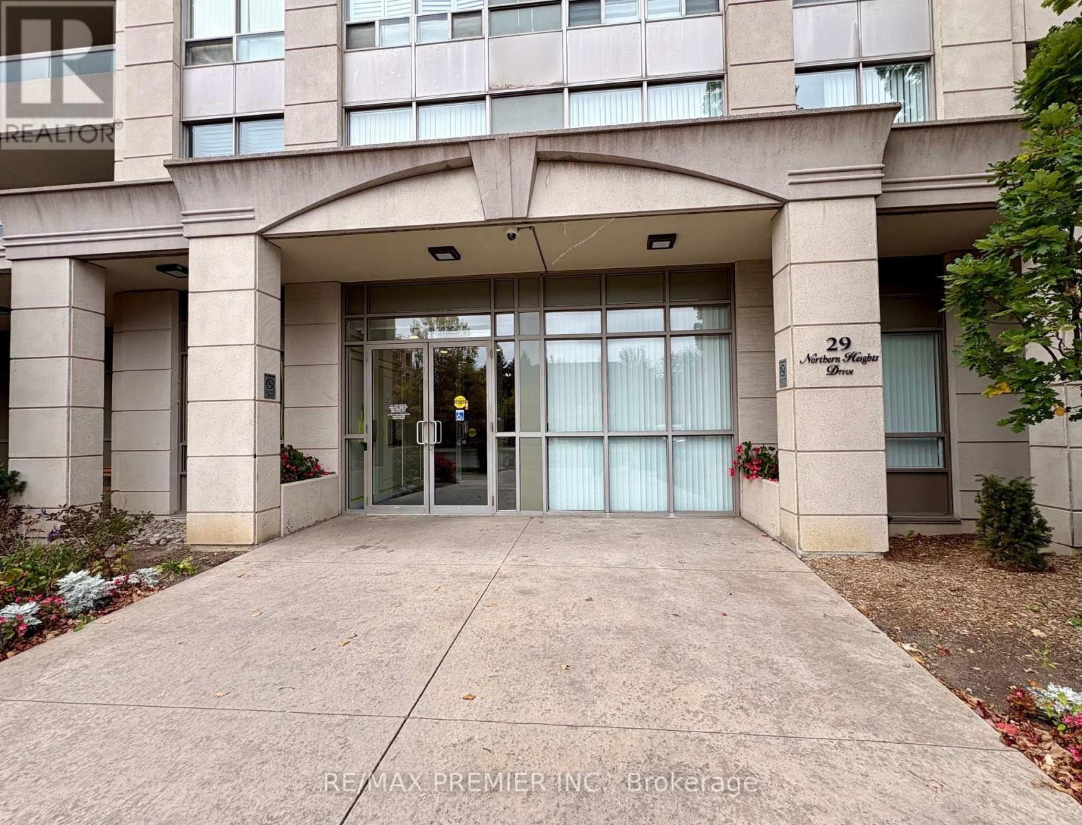 612- 29 Northern Heights Drive, Richmond Hill, ON photo 2