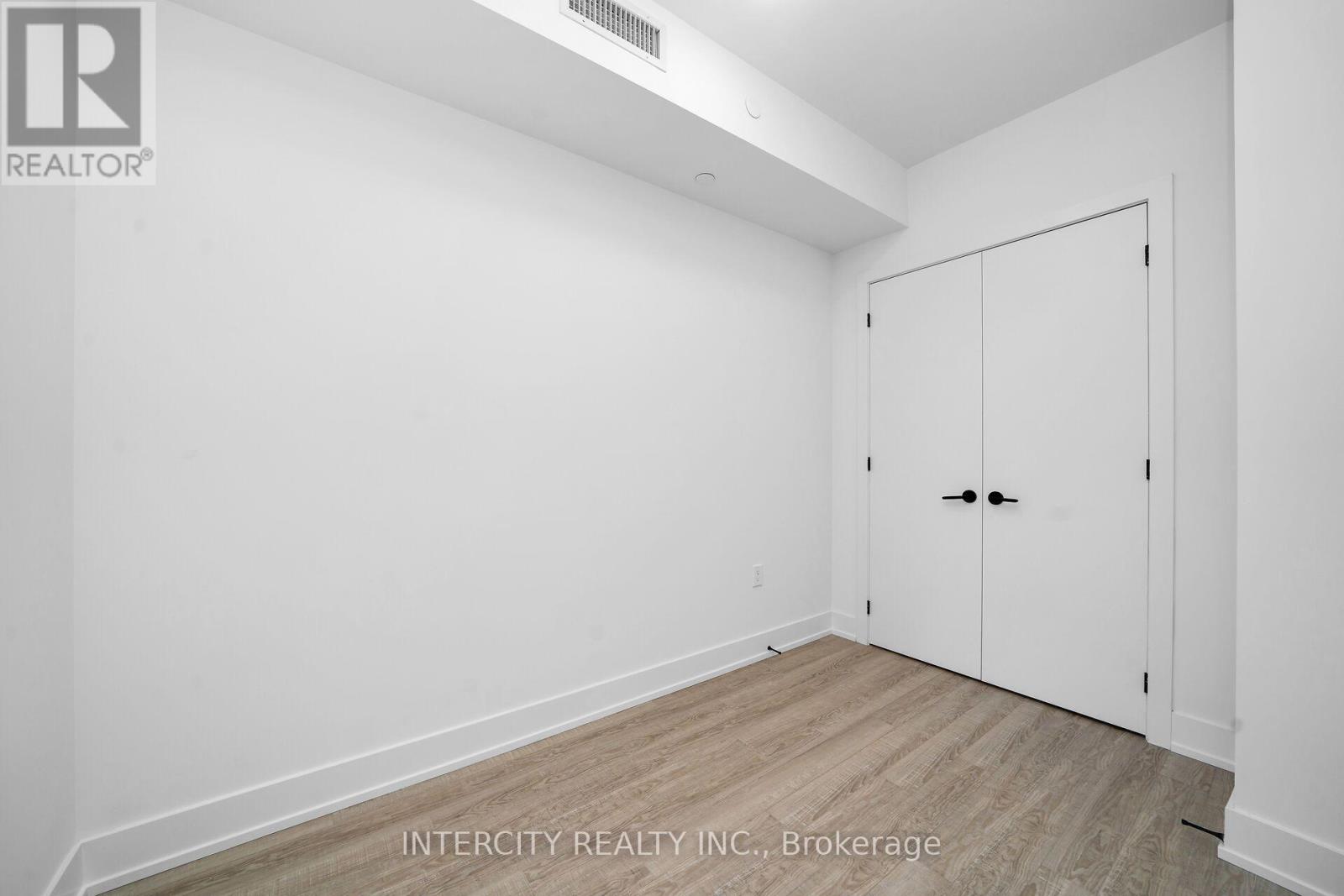 323- 2075 King Road, King, ON photo 17