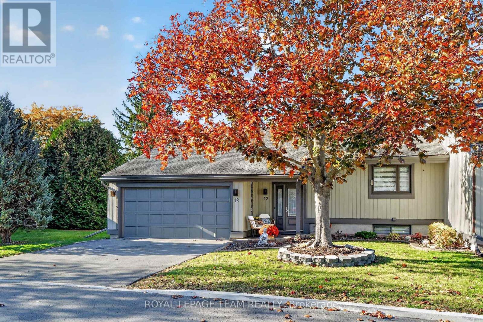 End unit bungalow townhome with great curb appeal!