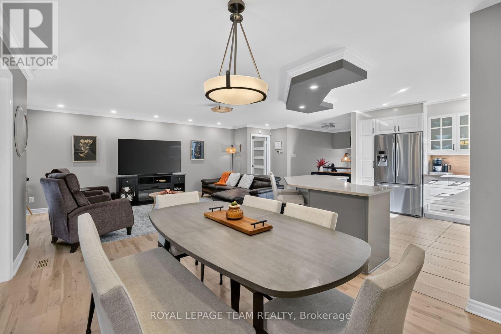 Perfect setting to entertain family & friends!