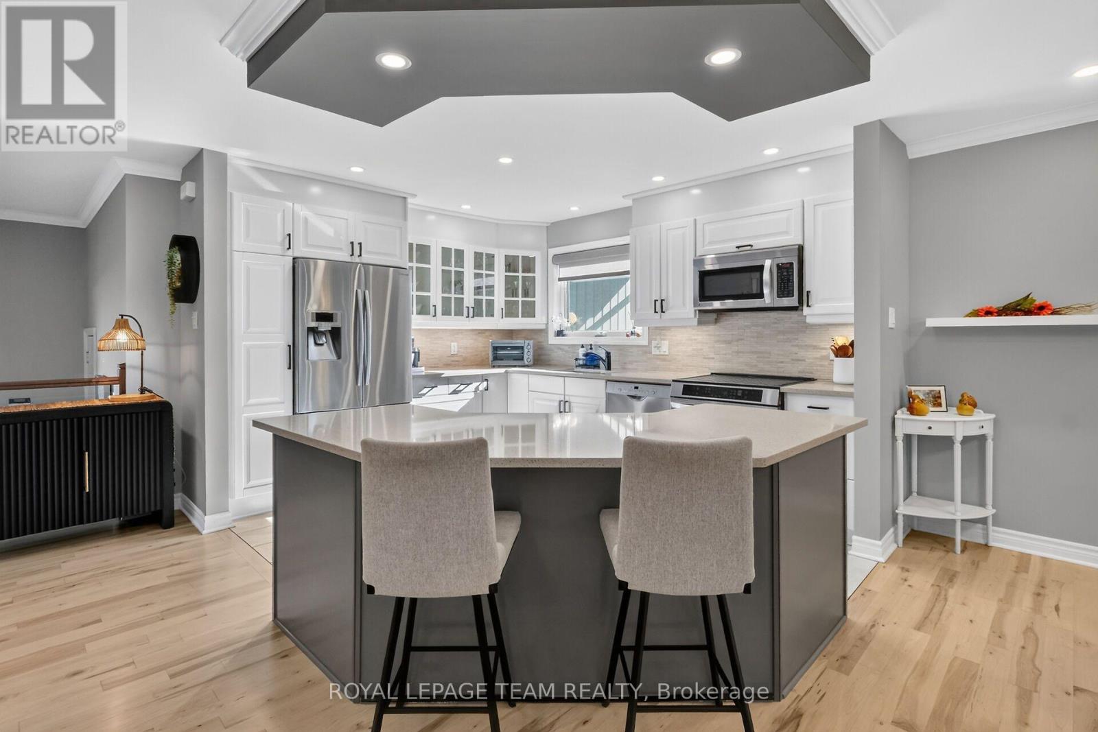 Stunning Kitchen w/large breakfast bar.