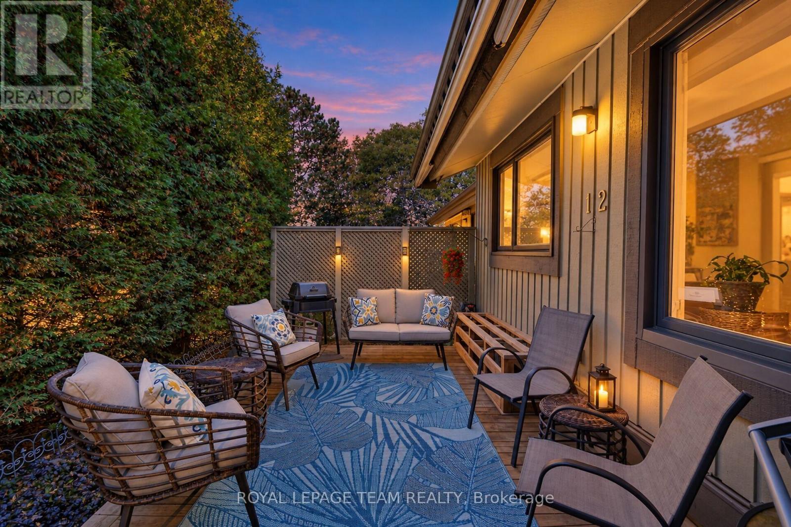 Outdoor entertaining/dining in privacy.