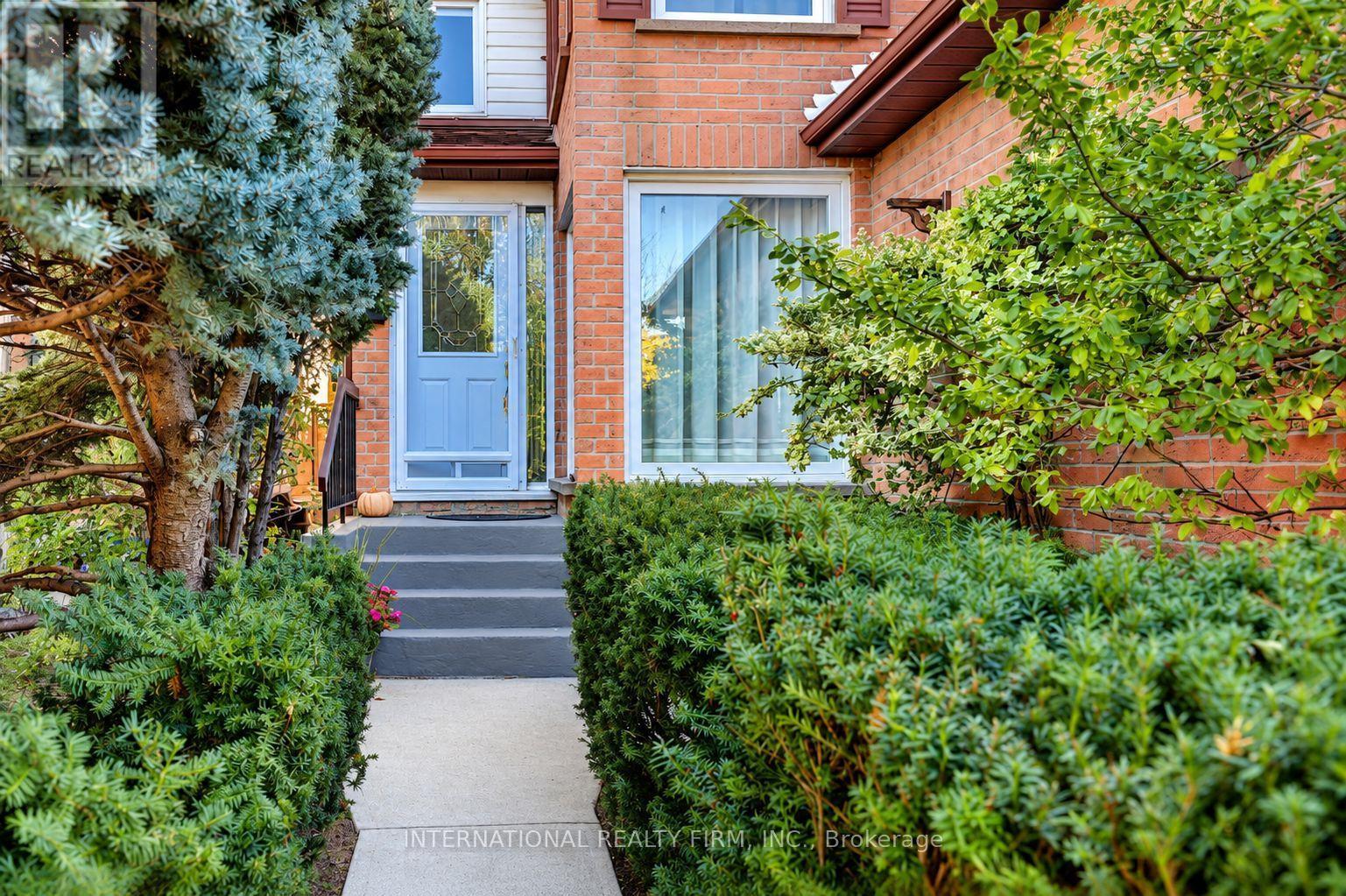 297 Kingsbridge Garden, Mississauga, ON photo 2