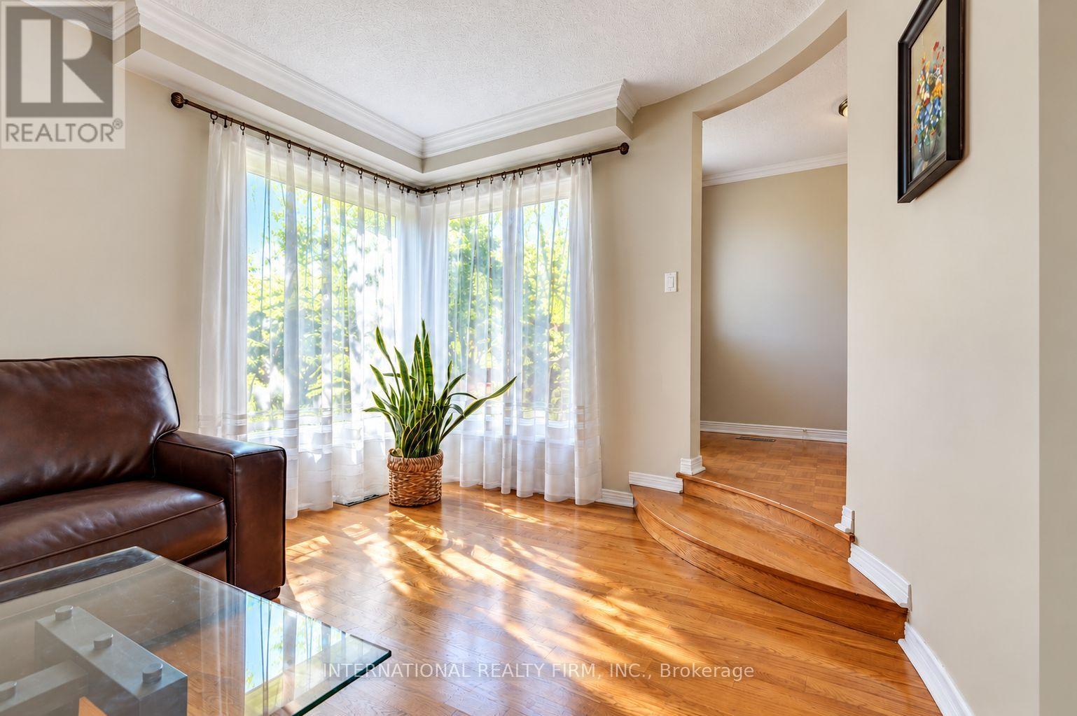 297 Kingsbridge Garden, Mississauga, ON photo 3