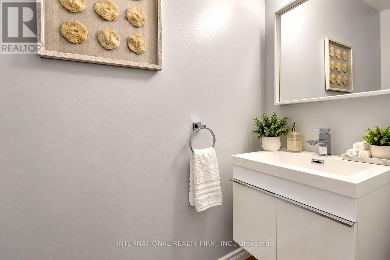 297 Kingsbridge Garden, Mississauga, ON photo 4