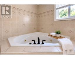 297 Kingsbridge Garden, Mississauga, ON L5R1L2 Photo 16