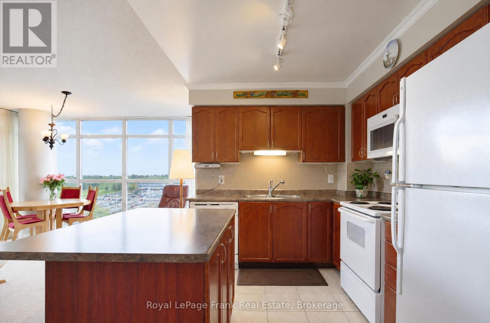 904- 1600 Charles Street, Whitby, ON photo 2