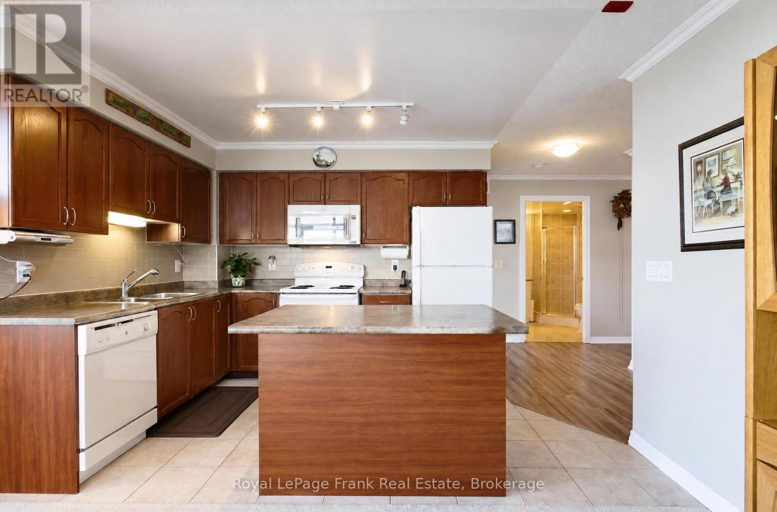 904- 1600 Charles Street, Whitby, ON photo 3