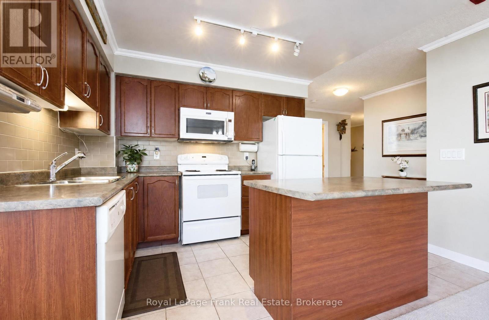 904- 1600 Charles Street, Whitby, ON photo 4