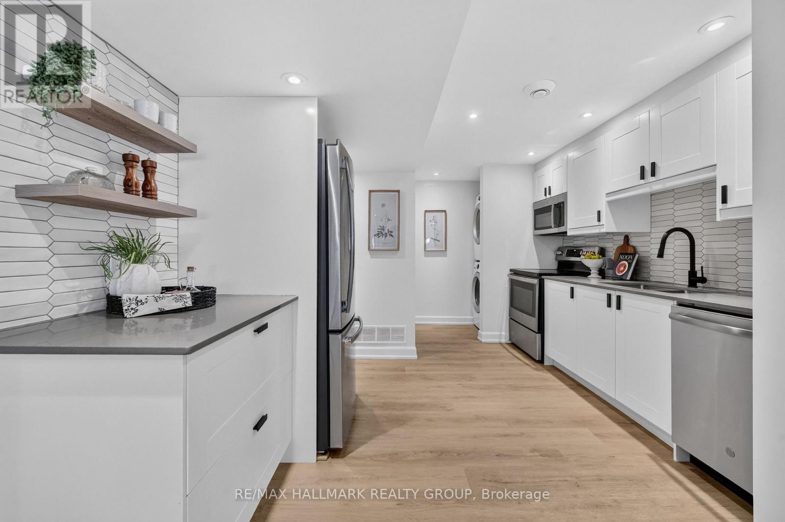 Kitchen with quartz countertop