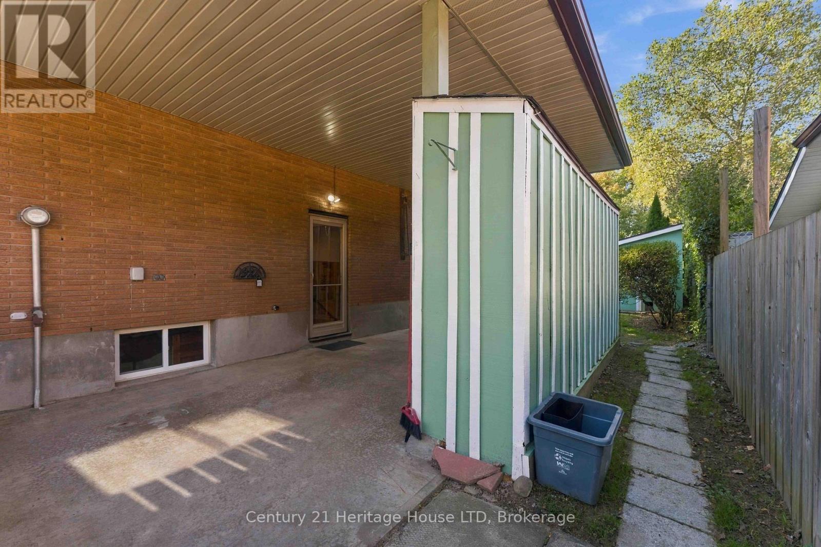 4227 PETTIT AVENUE - 32