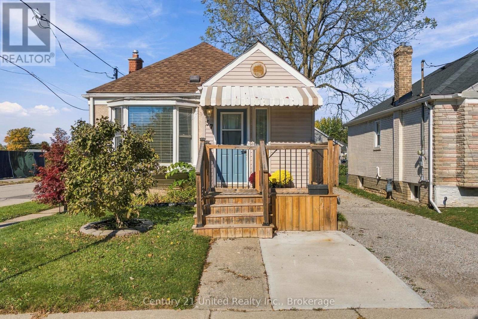 57 Sherwood Avenue, St. Catharines, ON photo 2