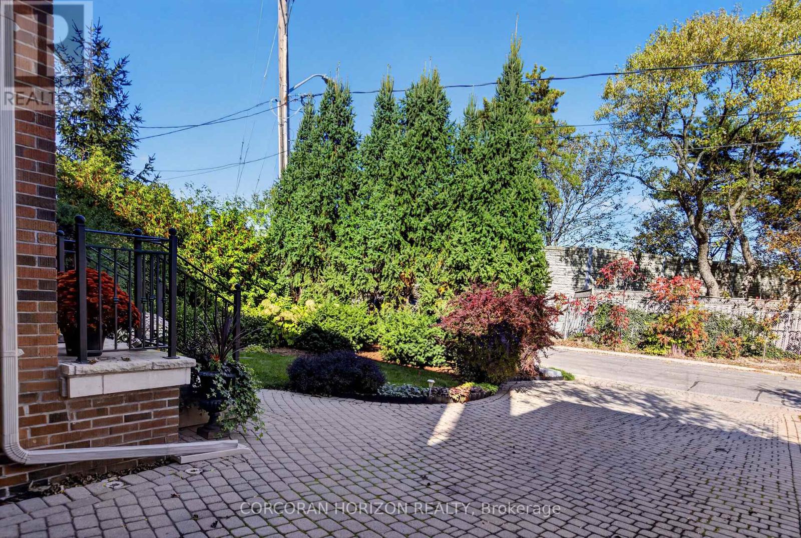 27 Armour Boulevard, Toronto, ON photo 4