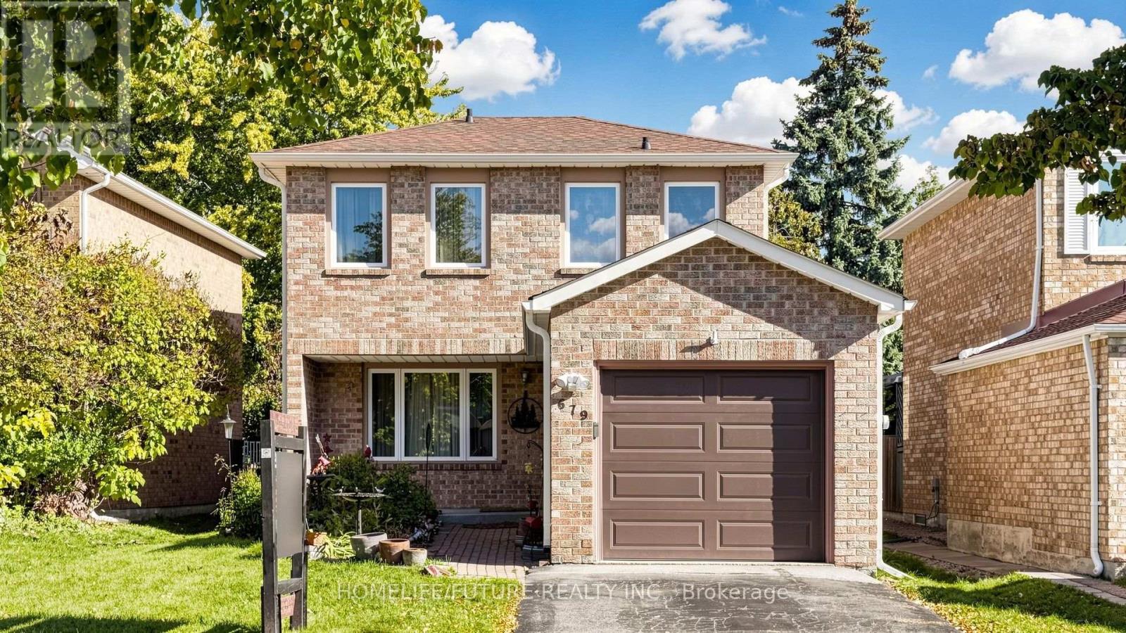 679 Foxwood Trail, Pickering, ON photo 2