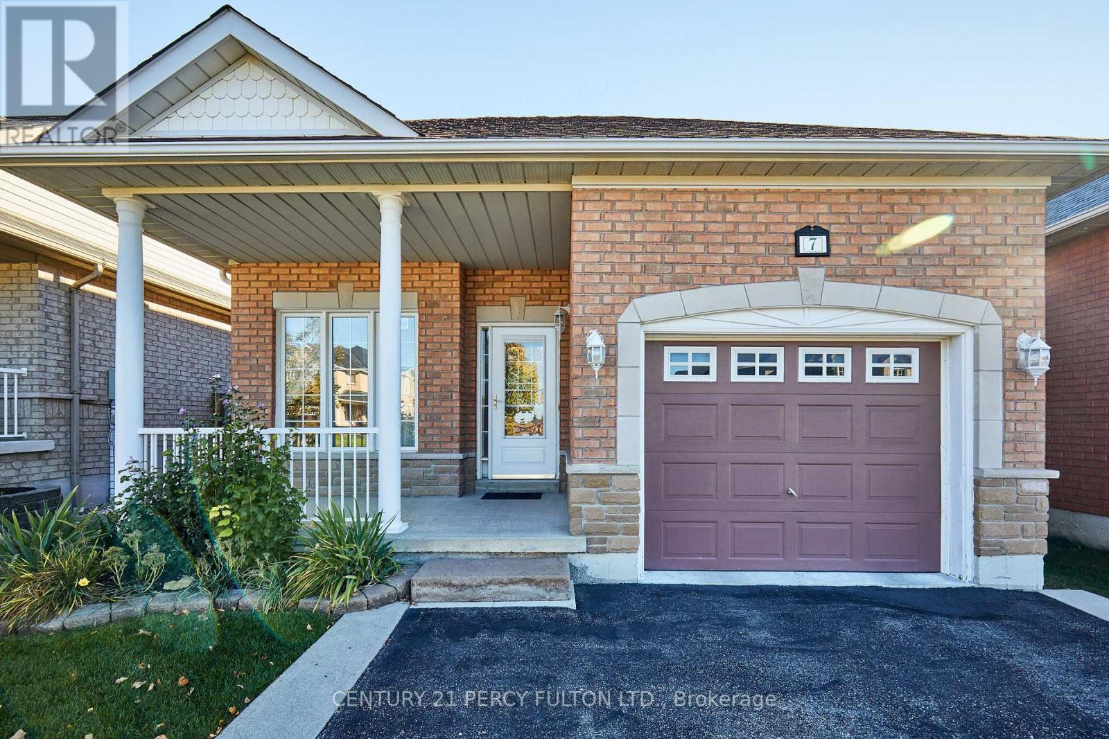 7 Bridlewood Boulevard, Whitby, ON photo 2