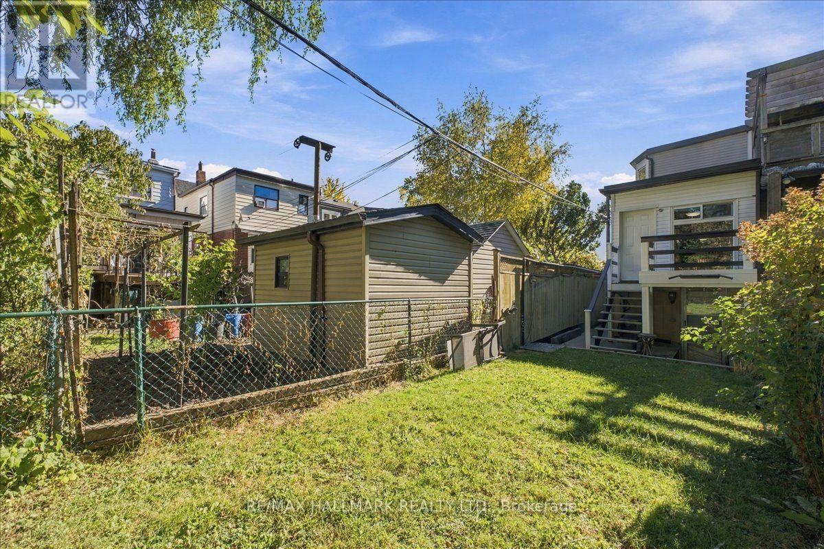 44 Baltic Avenue, Toronto, ON photo 32