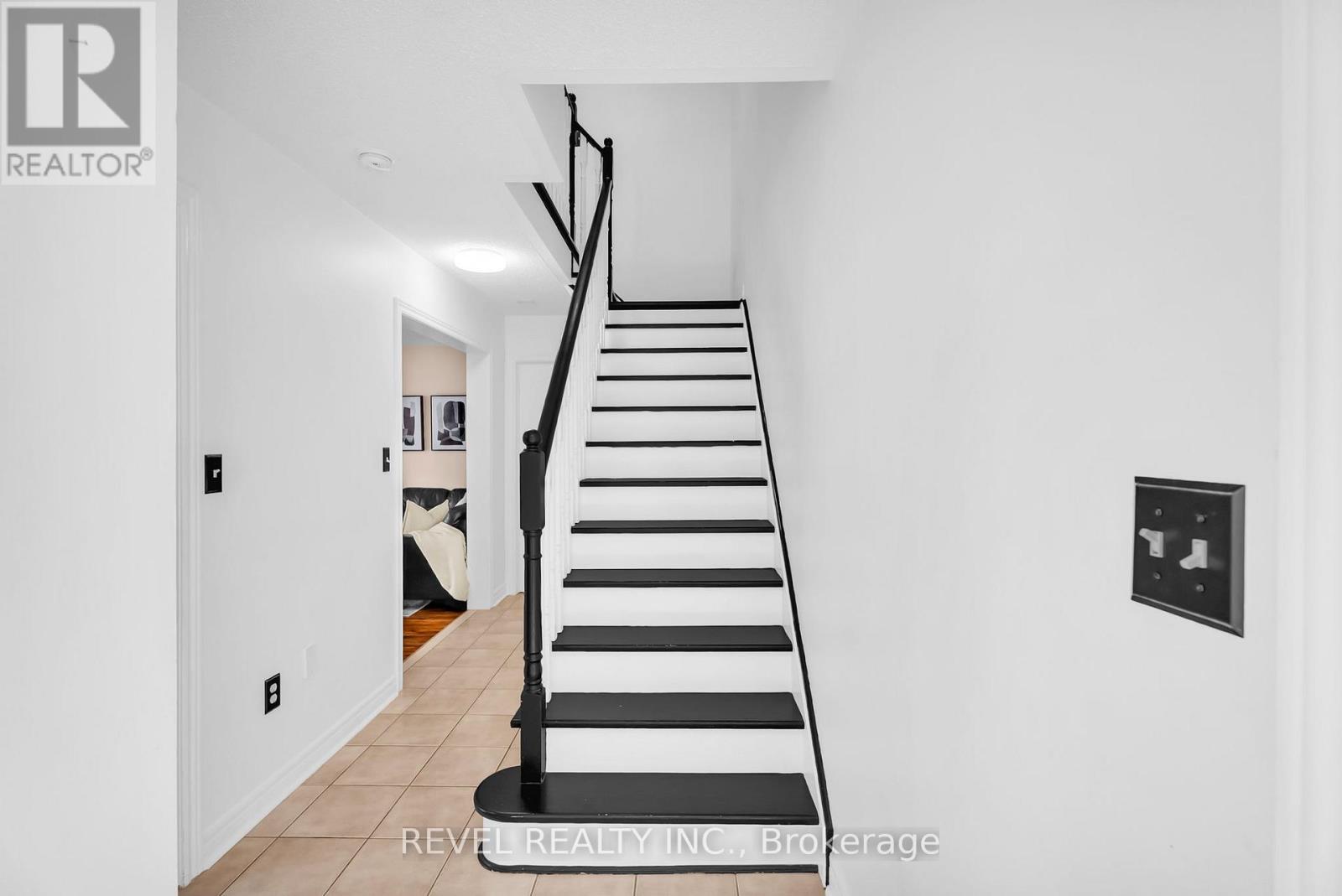 100 Pressed Brick Drive, Brampton, ON photo 4