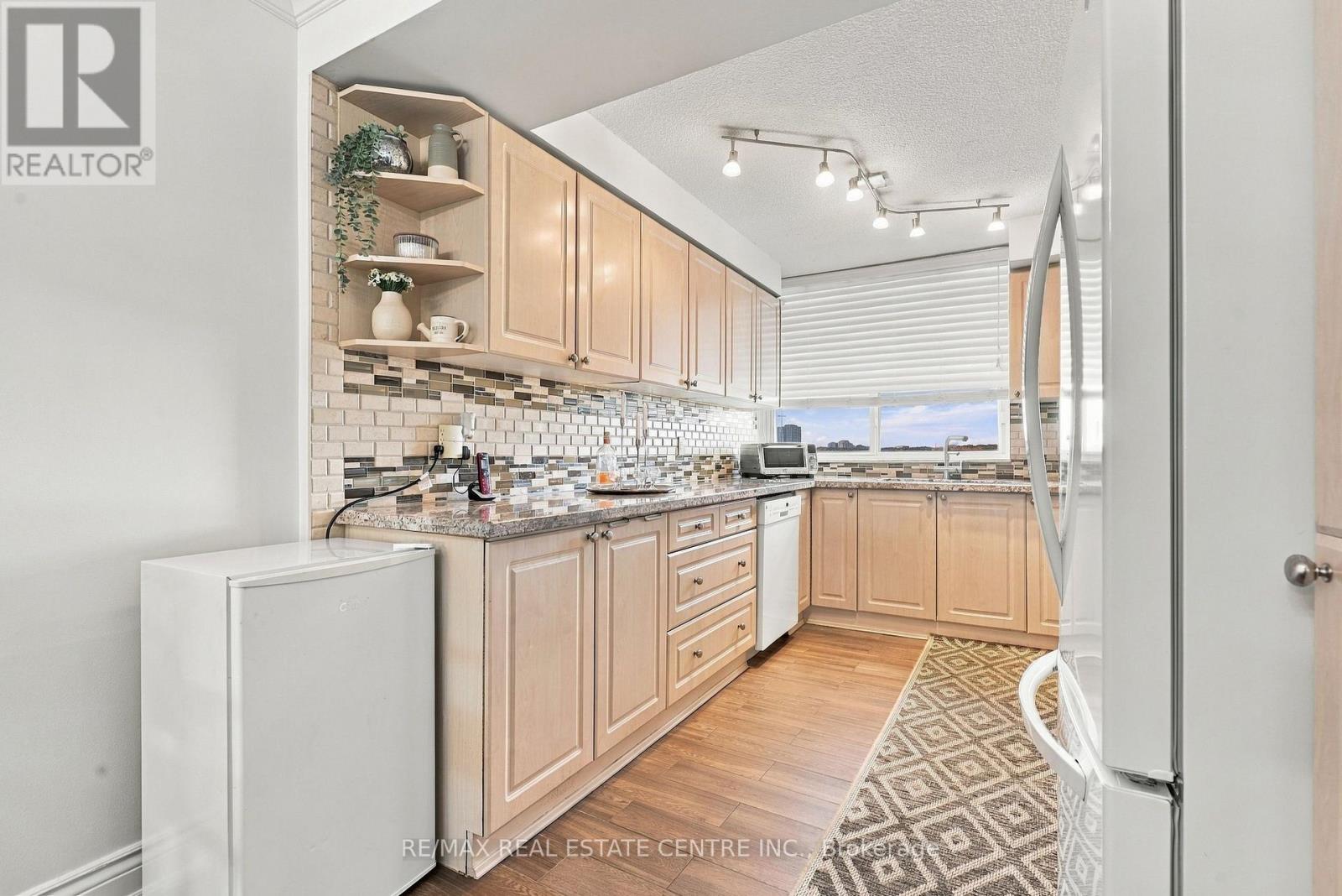 1110- 355 Rathburn Road East, Mississauga, ON photo 8