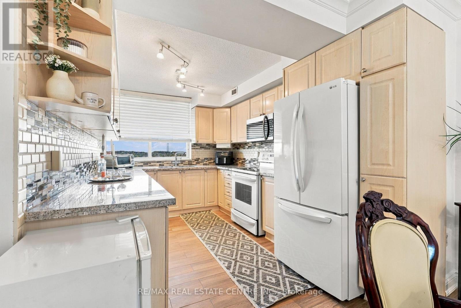 1110- 355 Rathburn Road East, Mississauga, ON photo 9