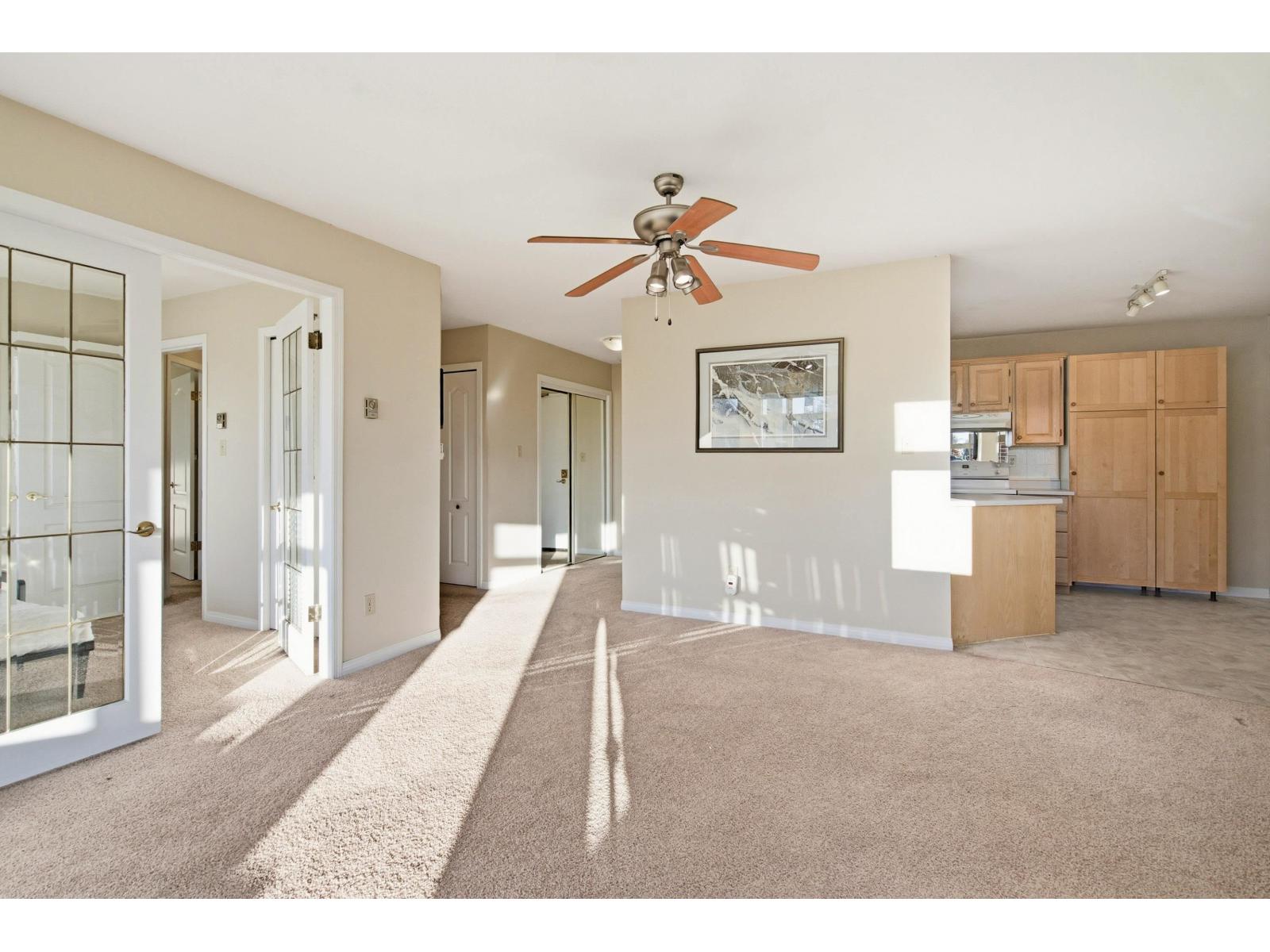306, 1220 FIR Street, White Rock, British Columbia, V4B4B1, White Rock, British Columbia — photo 4 of 5