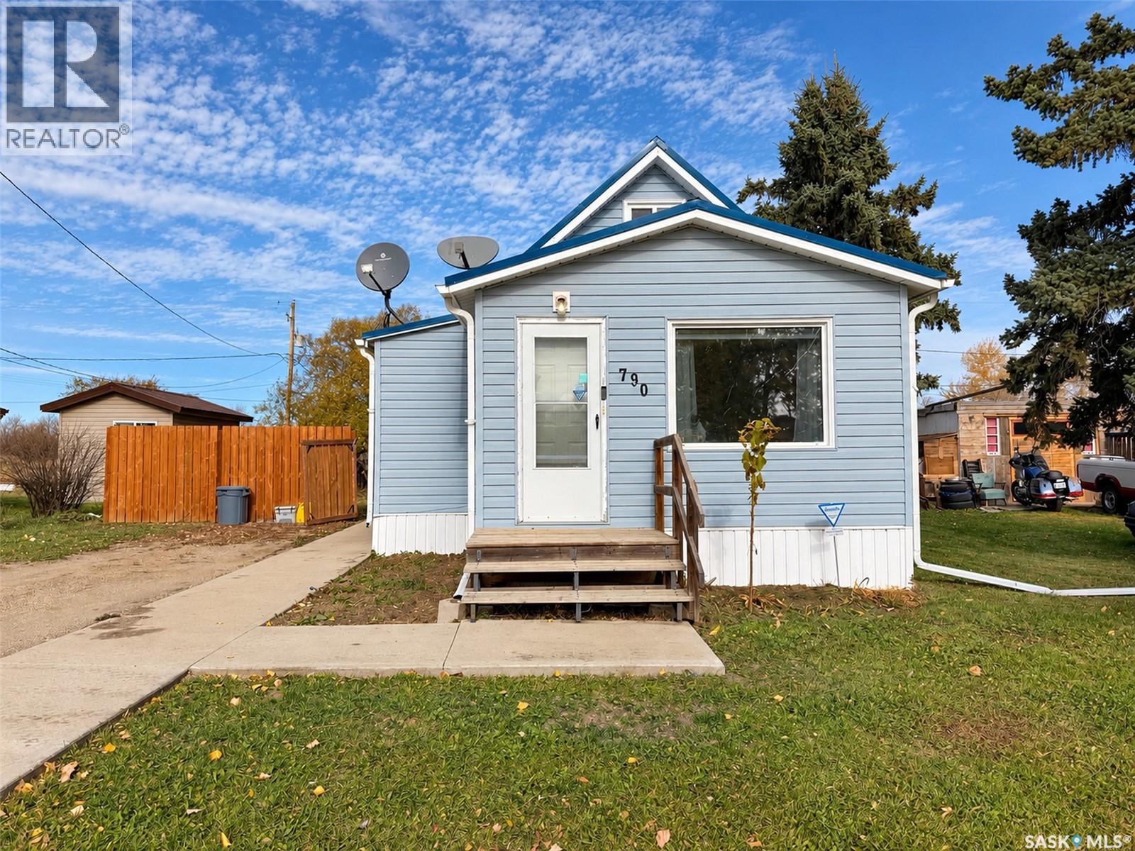 790 Saskatchewan AVENUE photo 3