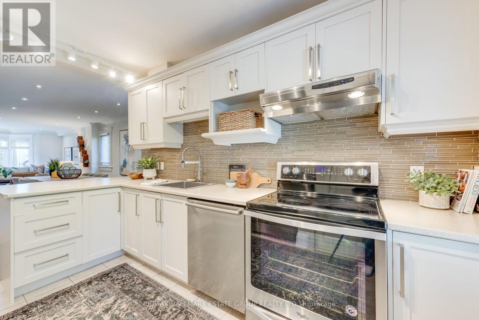 105 Lee Avenue, Toronto, ON photo 9