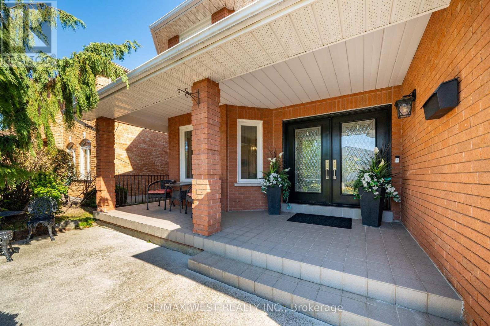 98 Arrowhead Drive, Vaughan, ON photo 2