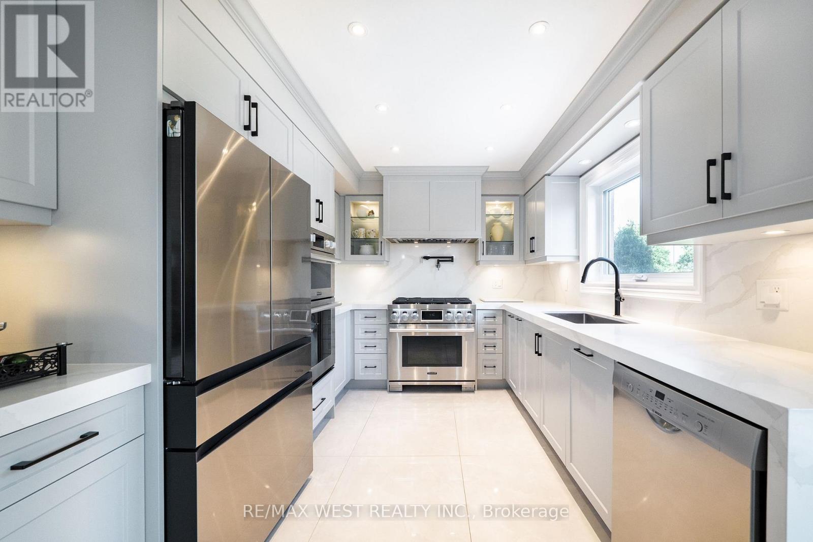98 Arrowhead Drive, Vaughan, ON photo 6