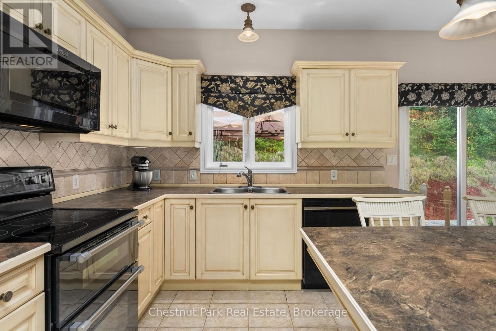 27 KENDRA CRESCENT - 14