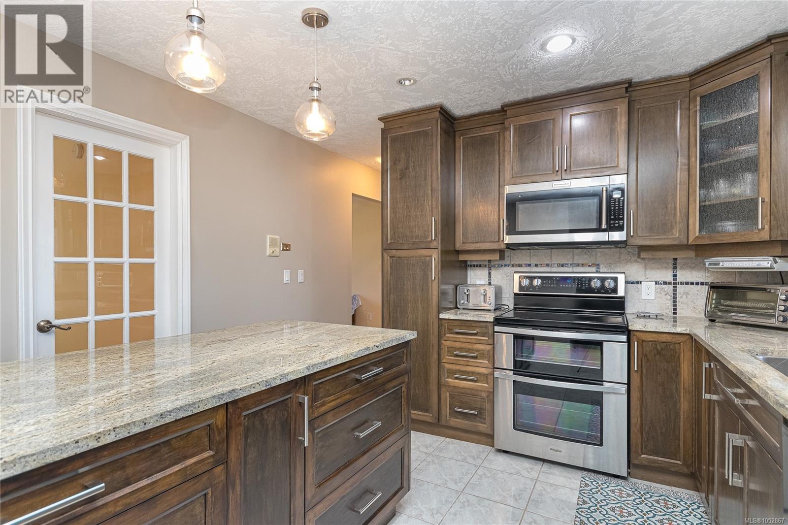  878 Denford Crescent, Saanich