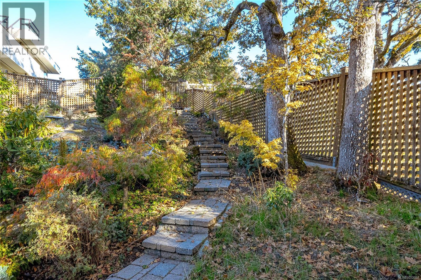  878 Denford Crescent, Saanich