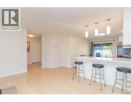 846 Pepin Cres, Saanich, BC V8Z6V6 Photo 12