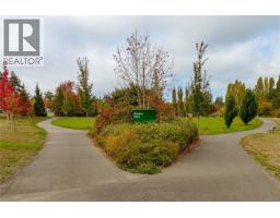 846 Pepin Cres, Saanich, BC V8Z6V6 Photo 36