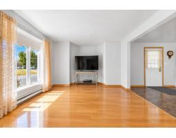 Enclosed porch - 27 Rue Albert, Fort Coulonge, QC J0X1V0 Photo 6