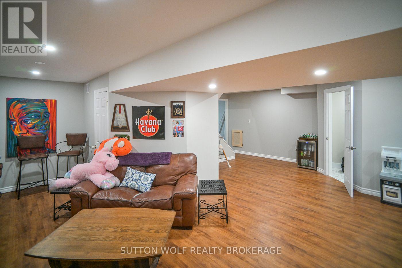 67 WILLOW CRESCENT - 35