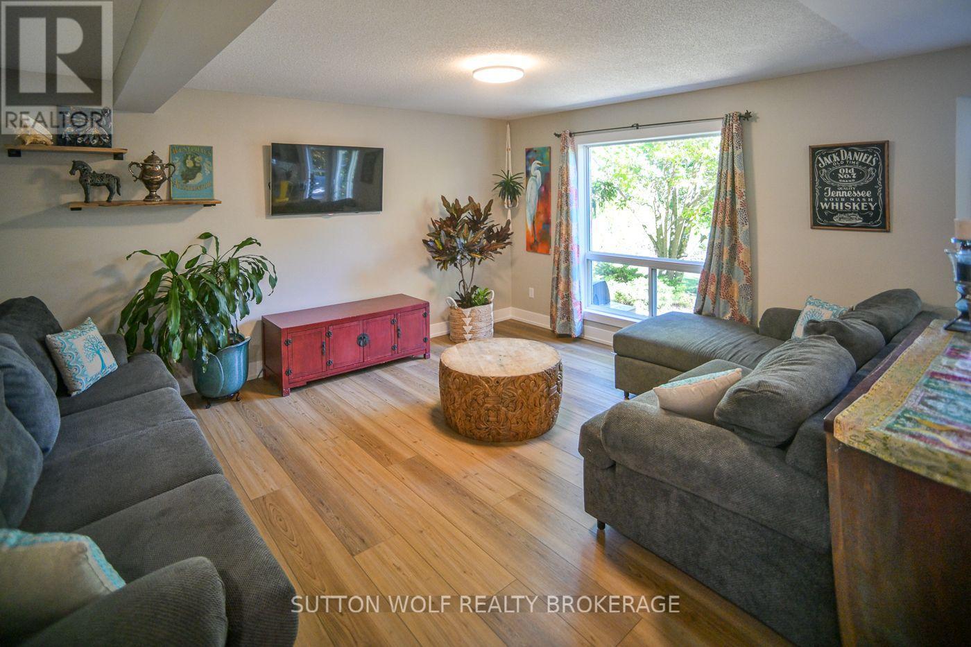 67 WILLOW CRESCENT - 6