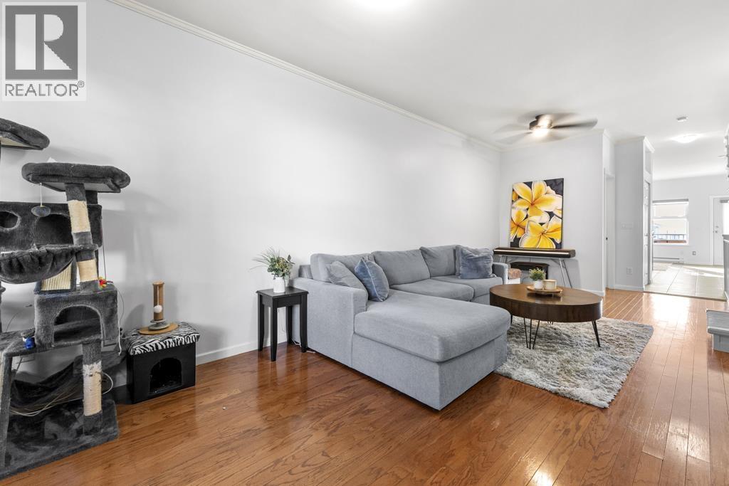 Photo of 10 3712 PENDER STREET 4
