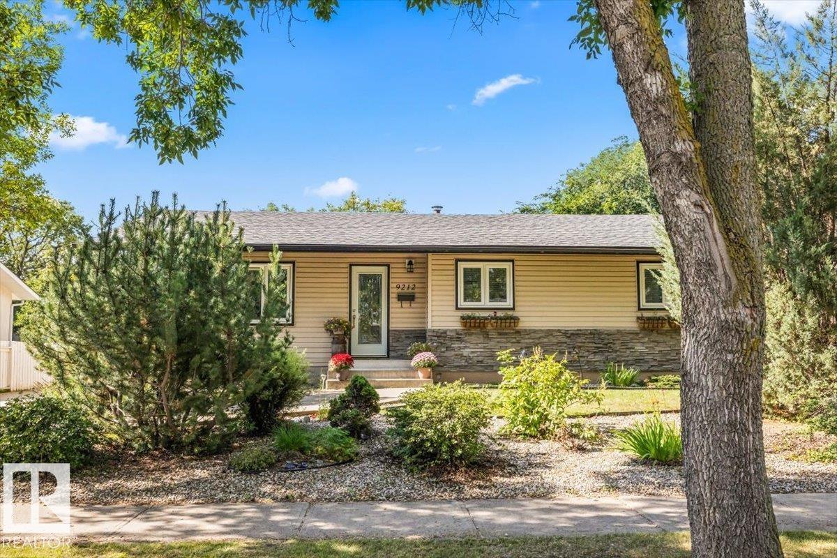 9212 93 Street, Pineview Fort Sask. — photo 1 of 30: Property photo