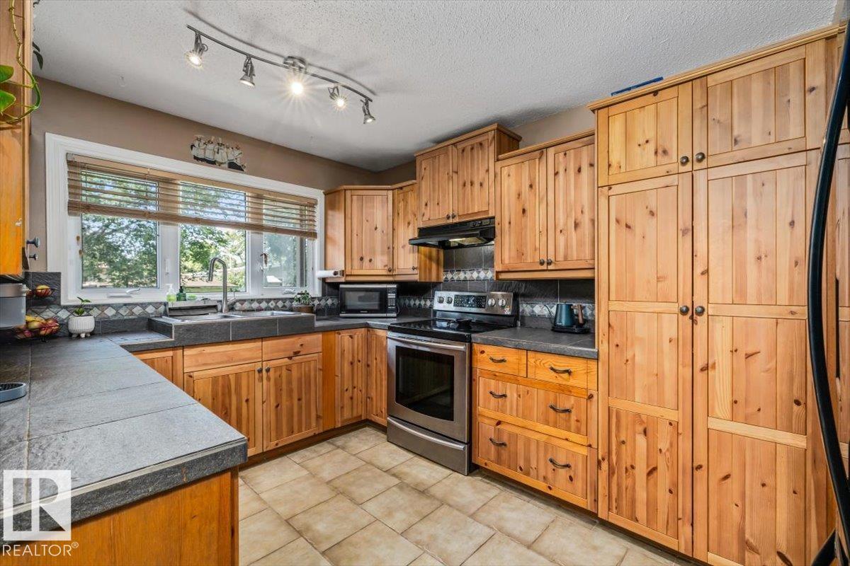 9212 93 Street, Pineview Fort Sask. — photo 12 of 30: Property photo