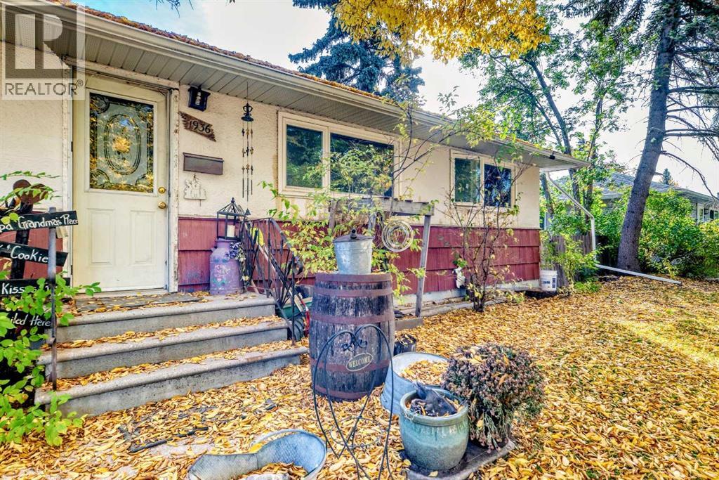 1936 45 Street SW photo 4