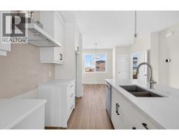 4pc Bathroom - 727 Lucas Boulevard Nw, Calgary, AB T3P2Y7 Photo 7