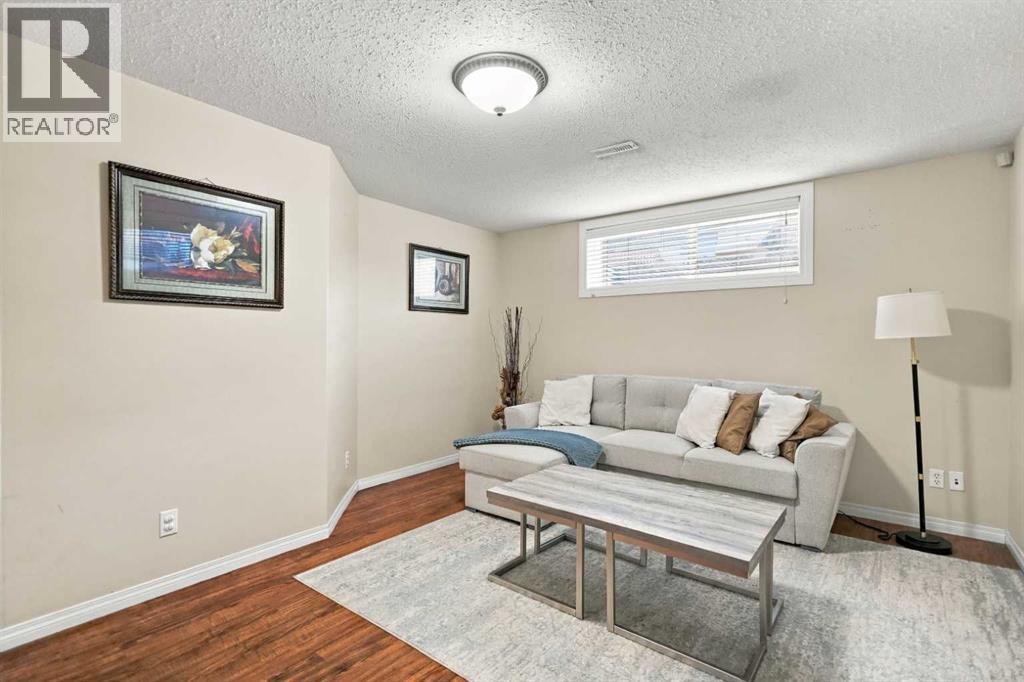 Listing photo – 72 Oak Drive, Red Deer