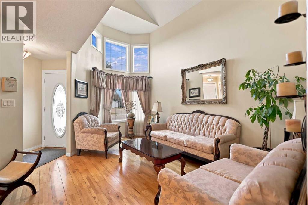 Listing photo – 72 Oak Drive, Red Deer