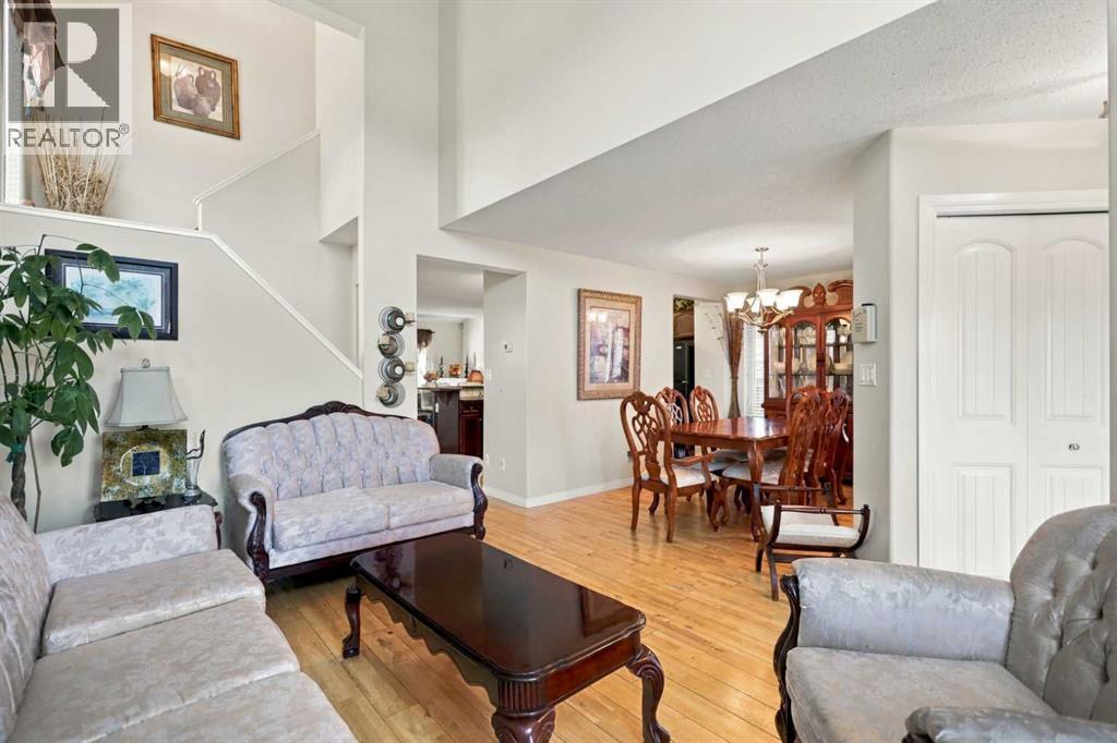 Listing photo – 72 Oak Drive, Red Deer