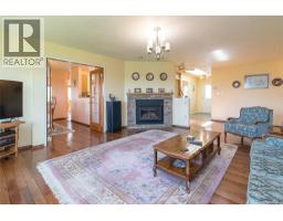 Eating area - 7453 Veyaness Rd, Central Saanich, BC V8M1V9 Photo 7