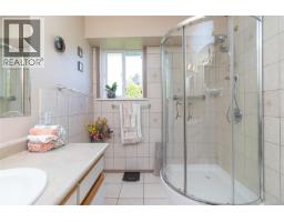 Kitchen - 7453 Veyaness Rd, Central Saanich, BC V8M1V9 Photo 17
