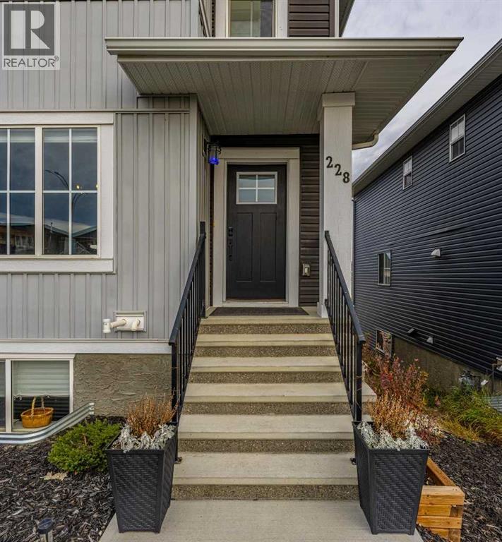 228 River Heights Drive, Cochrane — photo 2