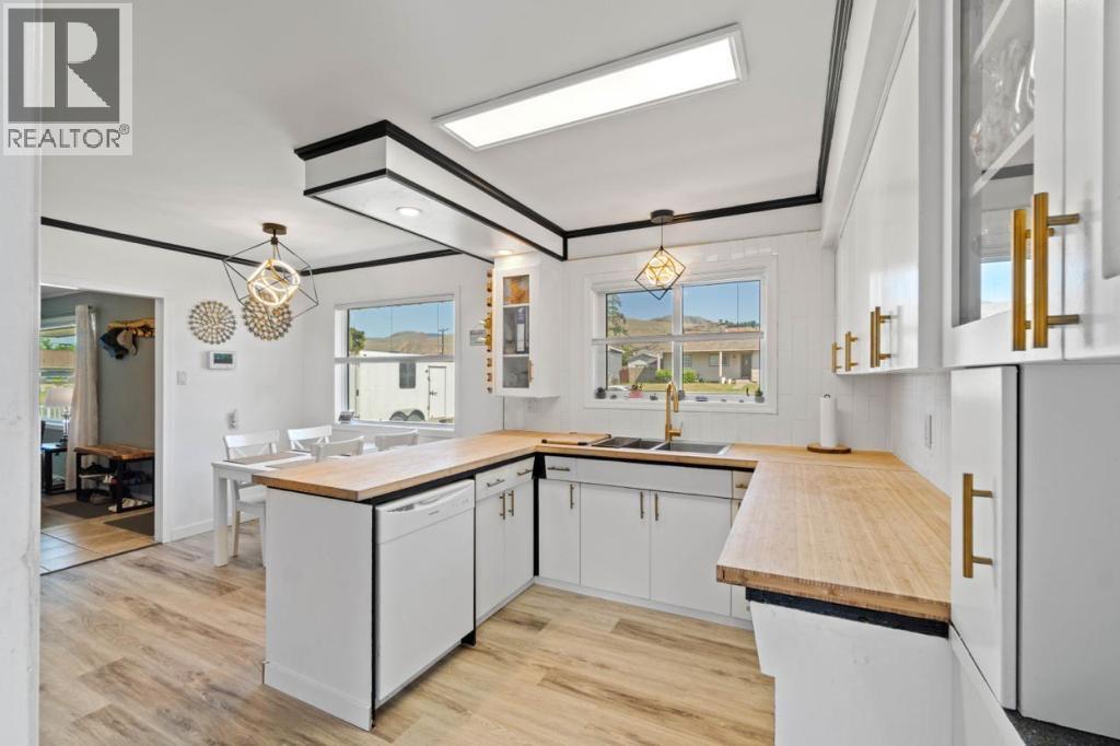1151 Selkirk Avenue N - 2