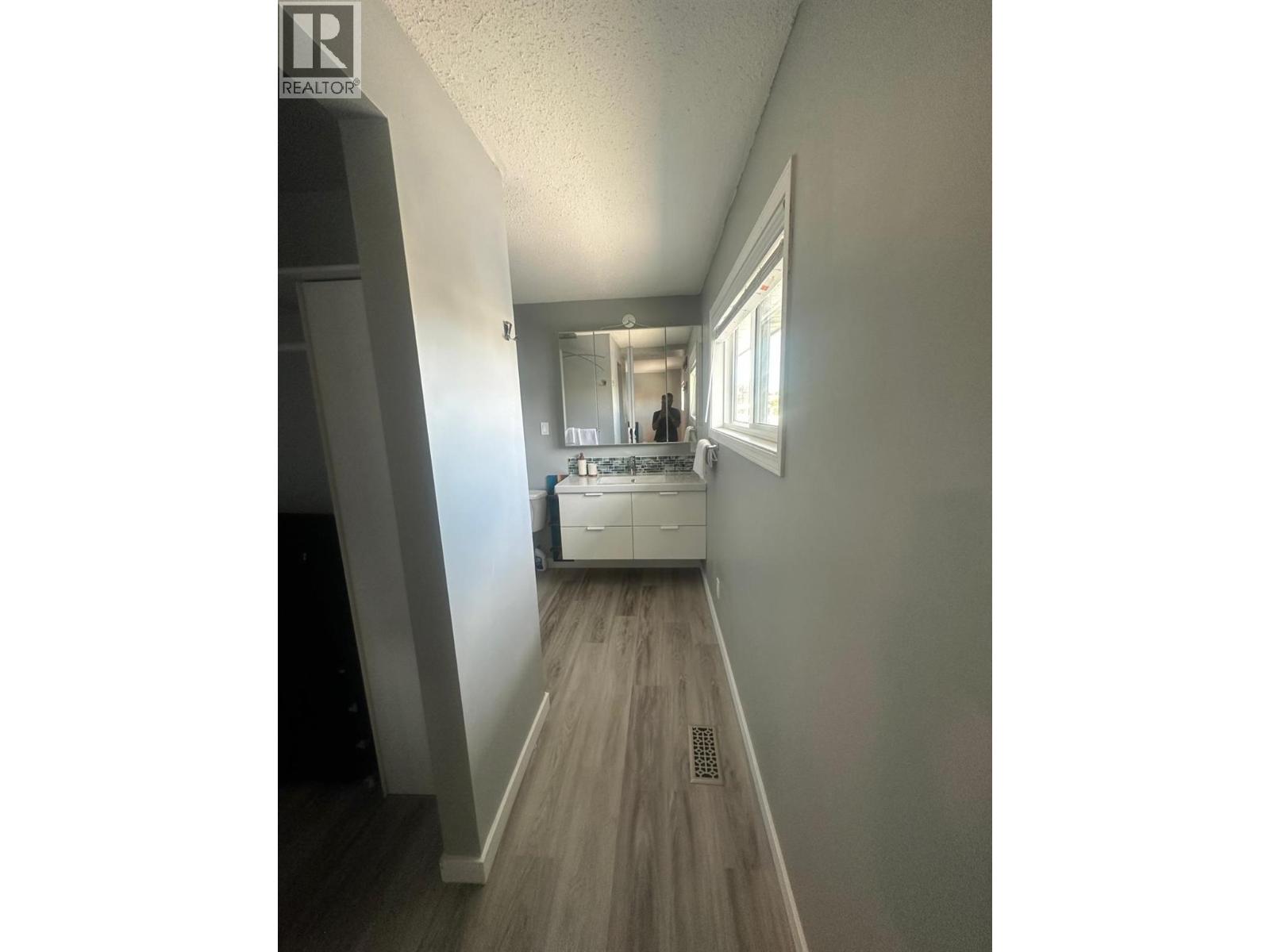 1151 Selkirk Avenue N - 21