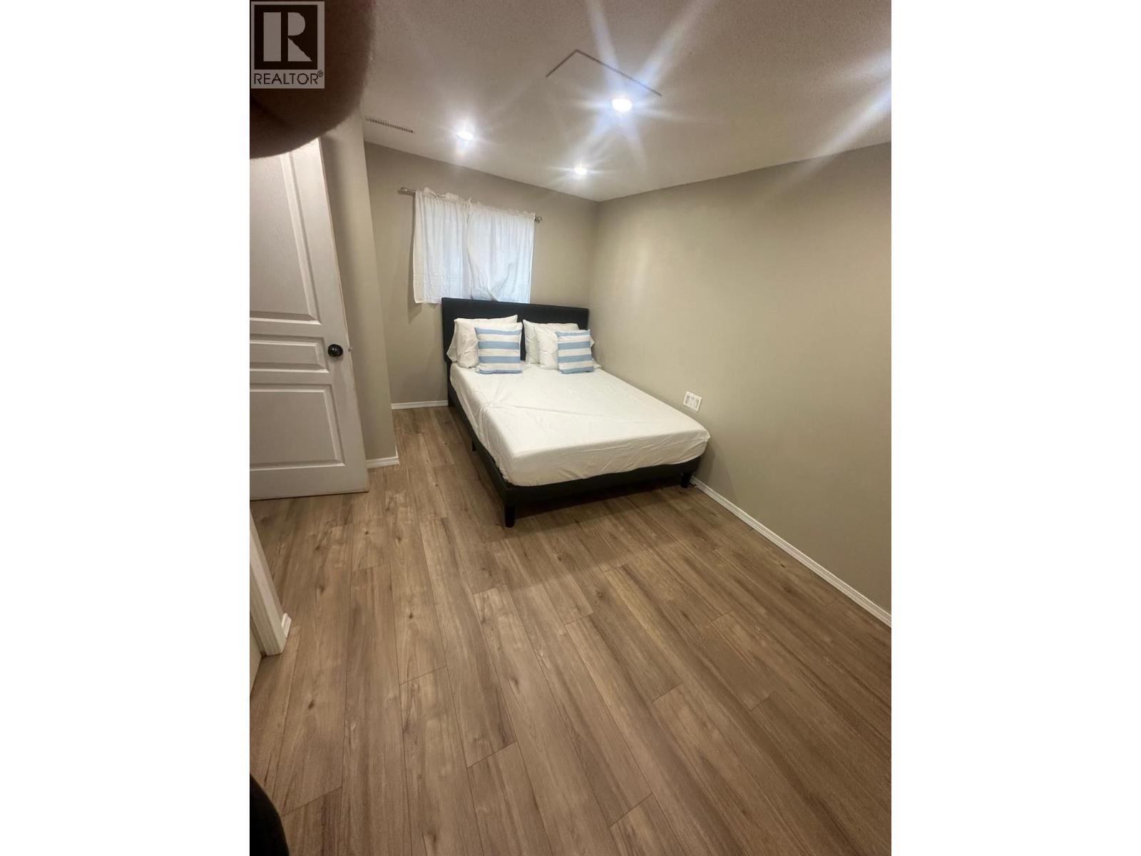 1151 Selkirk Avenue N - 28
